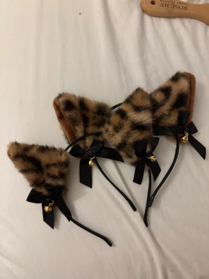 Leopardmönstrad pälsväst med rosetter - Råkade beställa två så säljer en
