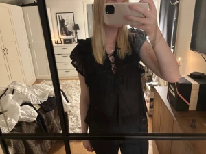 Söt blus från Neo Noir - Svart gullig blus med knytning framtill från Neo Noir, aldrig använd!🖤