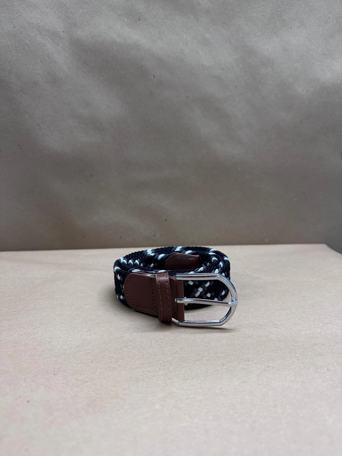 Svart och vit flätad bälte med brunt läder