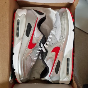 Oanvända Nike Air Max 90 Special Edition  - Helt nya i lådan. Storlek 44.5/US10.5 Ord.pris 1900 kr. Slutsålda överallt. Finns i Uppsala men kan även skickas mot porto. OBS inga byten eller returer 