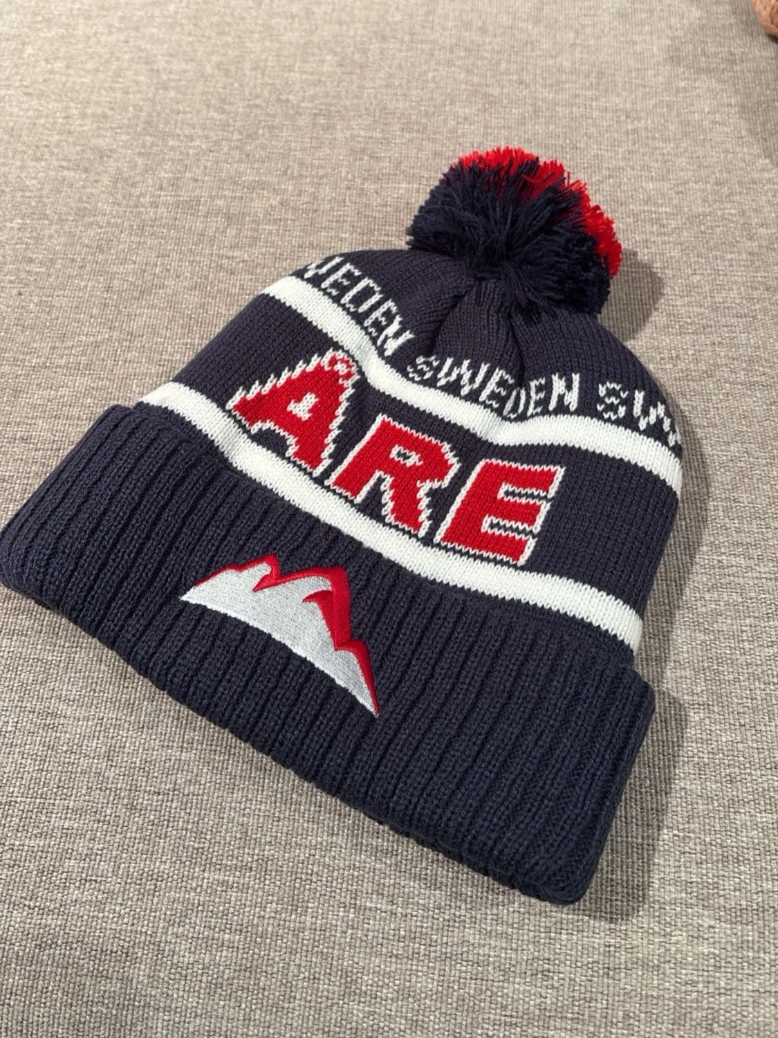 Mörkblå stickad Åre mössa med tofs