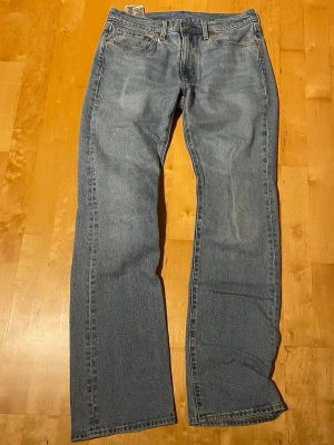 Levi's ljusblå jeans straight fit - Säljer ett par Levis jeans i mycket bra skick. Använda sparsamt storlek 32 34. Färgen i kameran blir otydlig men de är ljusblåa 