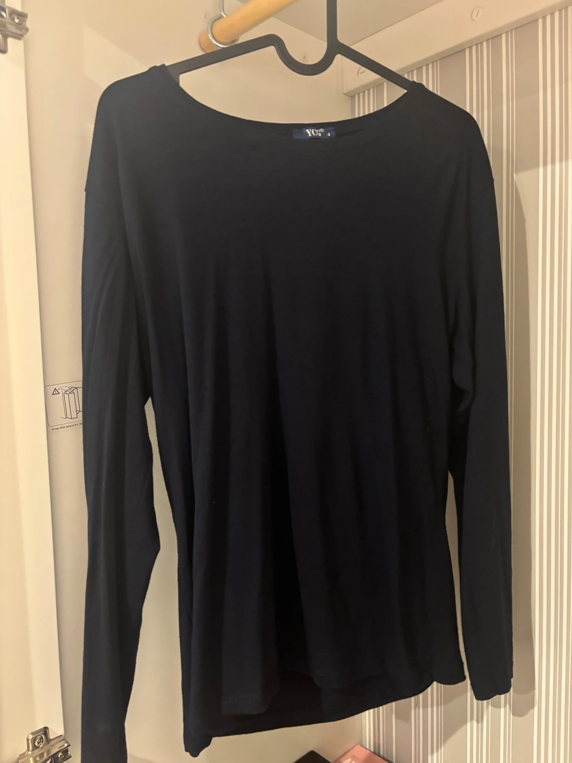Mörkblå långärmad topp från YCG