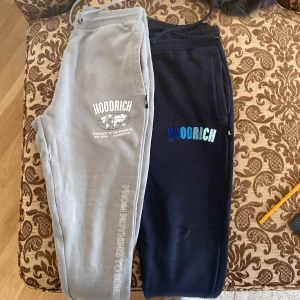 Två Hoodrich mjukisbyxor i blått och grått - Knappt använda, sköna till vintern 150kr styck
