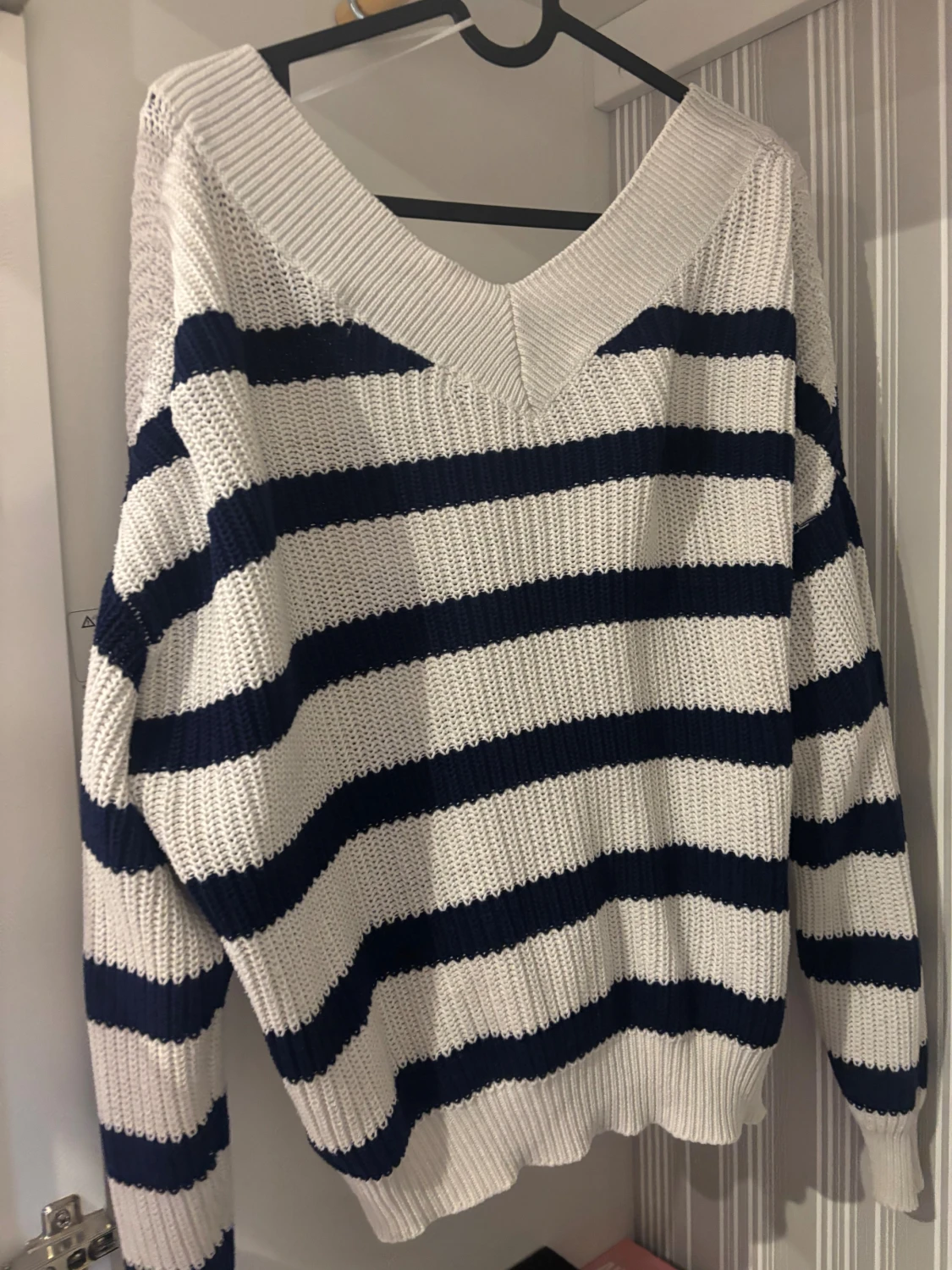 Randig stickad tröja med v-ringning - 1