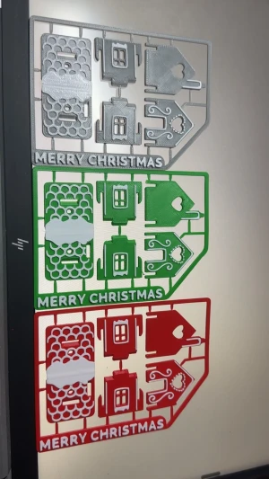 3st 3D-Printade pepparkakshus pussel - 3st av den 3D-Printade pepparkakshus pusseln som är perfekt inför jultemat som är på gång. Det är en fantastisk gåva till vänner och familj inför Julen.  Kommer i färgerna Grå, Grön och röd (ni kan välja en annan färgkombination om ni vill)  Den fraktas som första bilden och sätts ihop till en liten pepparkakshus. Inget lim behövs och den är enkel att sätta ihop.  Det finns även andra pussel i jultema i mina andra annonser, ta gärna en liten titt på de med.