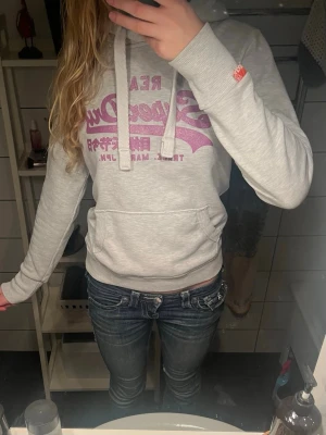 Superdry hoodie - Superfin superdryhoodie i jättebra skick❤️skicka för fler bilder eller mått och sånt
