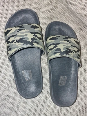 Sandaler - Sparsamt använda, den skavank jag har sett är att delen som går över foten har fransat sig lite. Minns dock inte om de var så eller ej när de köptes nya.