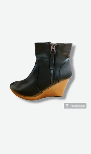 Svarta Ankelboots i Nyskick  - Svarta Ankelboots i storlek 40 köpa på DinSko som inte kommit till användning.   