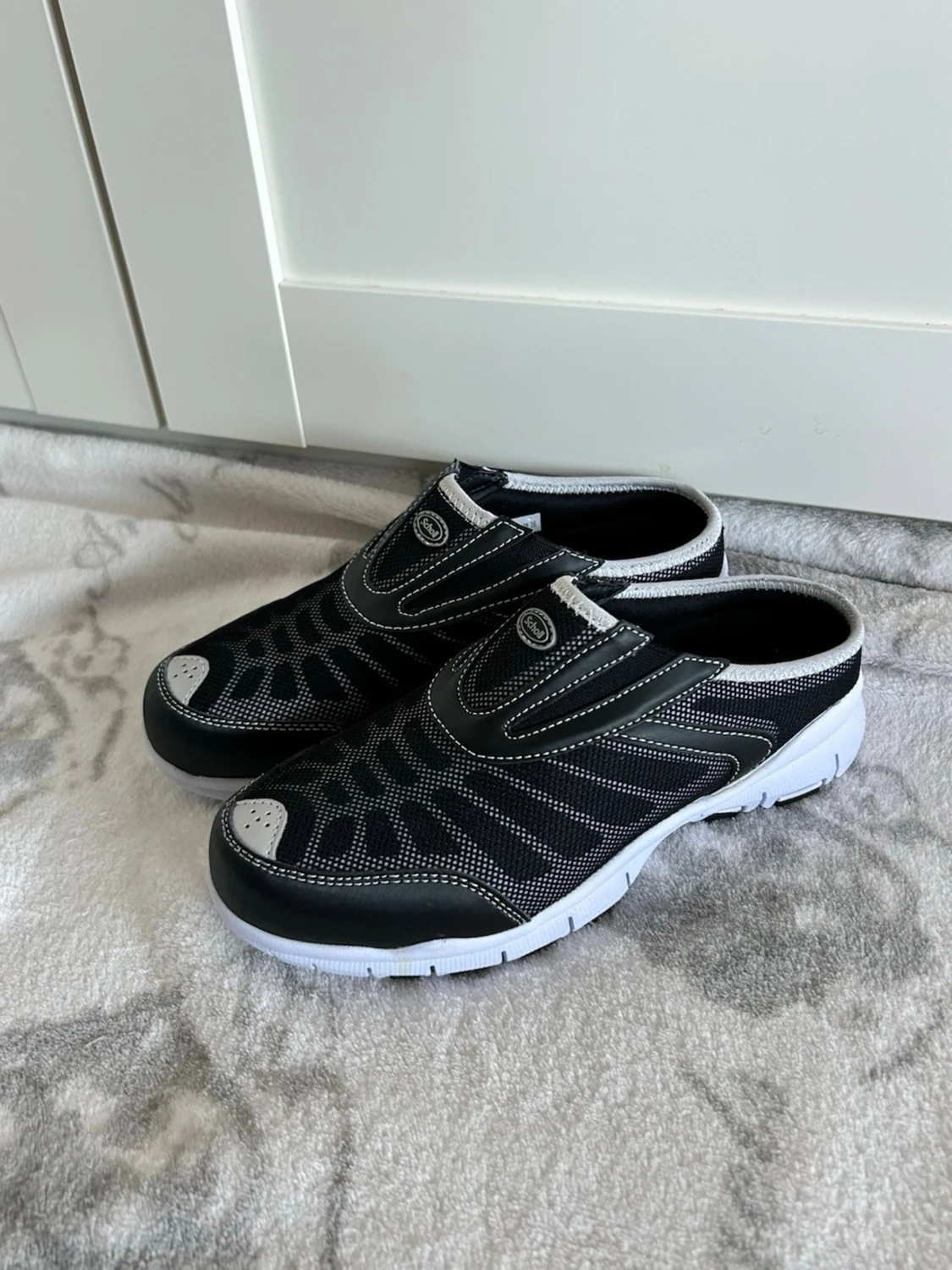 Svarta slip-on sneakers med vit sula