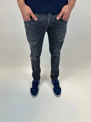 Dondup Jeans  - Dondup Jeans! Trendigaste jeansen på marknaden.  Ny pris= 4000 kr Säljs för= 1199 kr (Modellen har original slitningar från fabrik vilket är väldigt eftertraktat och populärt) 