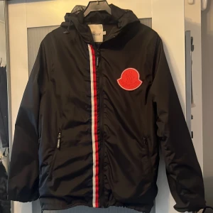 Moncler windbreaker - Har haft den ett tag och använder den ej längre. Skick 7/10