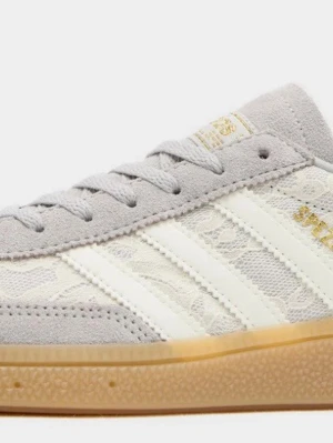 adidas Originals Handball Spezial Lace Women's - Adidas Samba sneakers med ljusgrå mocka och vita detaljer i spets på sidorna. Klassiska tre ränder i vitt och guldtext på plösen. Snygg gummisula och snörning framtill. Kommer även i originallådan och med grå snören. Helt nya. Orginalpris 1200