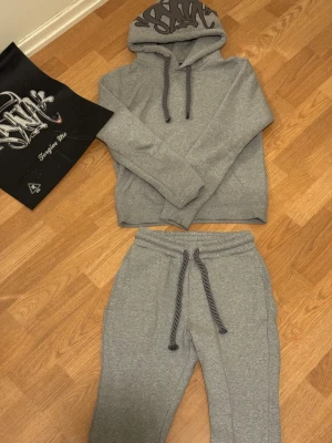 Grå syna world tracksuit Xs -  Syna world tracksuit inte använd riktigt snygg tracksuit storlek xs