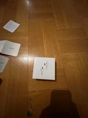 Aiiiiiir pods 4  - Helt nya aiiir pods 4 får ni de ingår papper och och orginal boxen och allt som tillhör air pods 4 boxen och allt alltså och den har många funktioner tex om du har iPhone kopplar du den direkt kommer den registreras i hitta appen så du kan spåra den så den ej blir borta osv och ni kan kolla serienummer för bevis till äkta. Ni får en helt oööpnad 