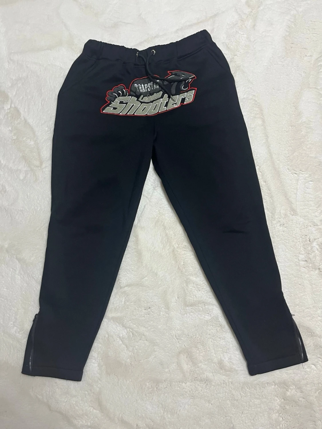 Svarta Trapstar shooters mjukisbyxor med röd söm