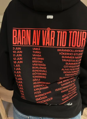Hov1 hoodie  - Svart Hov1 hoodie från deras ”Barn Av Vår Tid” tour❤️Strl M, mycket bra skick. Pris kan diskuteras!
