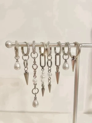 Örhängen  - Laika😍😍😍egengjorda örhängen i rostfritt stål. 129 kr/par, 139 kr/glittrigt par. Erbjudande på alla örhängen på bild 2. 105 kr/par, 175 kr/ 2 par. Vid köp av 3 örhängen eller mer få du ett par överrasknings örhängen på köpet💓💓