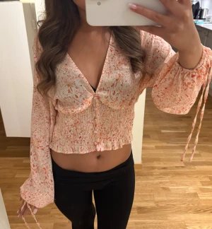 Blus  - Blus från hm i M men passar mig i S🤍