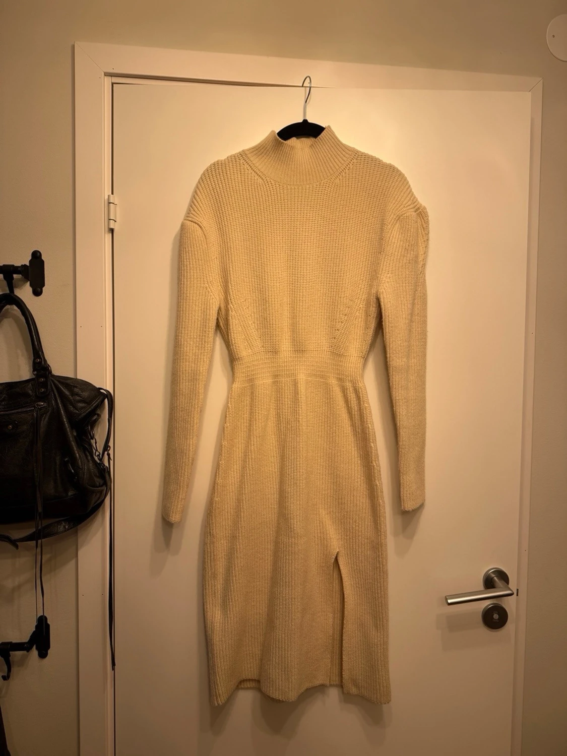 Beige stickad långklänning från Adoore