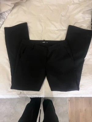 Kostymbyxor - Säljer super snygga kostymbyxor från Bik Bok. Dom är lågmidjade och jag har sytt upp dom (se sista bilden) så att dom passar mig som är runt 160 cm!💓