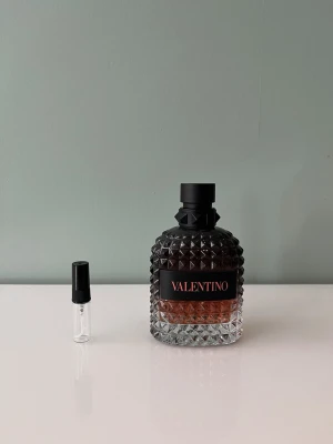 2 ml sample/doftprov av Valentino Coral Fantasy - Ett sample på 2 ml av Valentino Born in Roma Coral Fantasy. Det är en söt, fruktig och maskulin sommarparfym. Våra samples är helt nya och är gjorda av glas. Det är fritt fram att skriva till oss om ni har frågor.