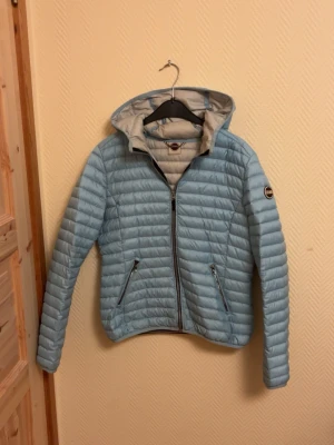 Colmar jacka  - En väldigt snygg Colmar jacka i väldigt bra skick unik färg perfekt för vårkanten. Storlek 46 vilket motsvarar S. 🙌 Nypris 2999kr   Skickar inom 24 timmar 🚚