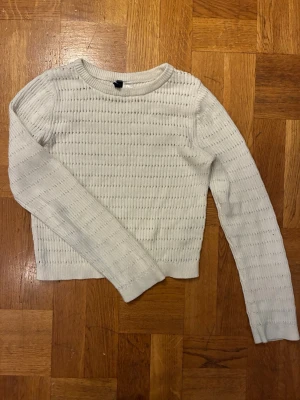 Vit stickad tröja från H&M XS - Vit stickad tröja från H&M i storlek XS. Tröjan har ett mönster, snygg för lager-på-lager och enkel att matcha med olika outfits.