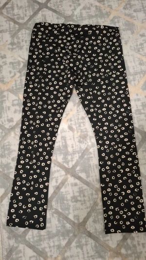 Svarta leggings med leopardmönster - Snygga svarta leggings med trendigt leopardmönster i beige och vitt. Stretchigt material som sitter tight och bekvämt. Perfekta för dig som vill ha ett statement-plagg i garderoben. Hög midja och smal passform.