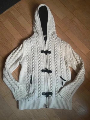 Vit stickad hoodie med knäppning - Vit flätad zip i storlek M från Hollister.