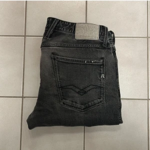 Replay Anbass Jeans - Replay Jeans | Skick: 8/10 - Storlek: 33/32 - Modell: Anbass - Nypris: 1500 - Mitt pris: 299 - Liten defekt vid grenen men inget som syns - Skriv för mer frågor eller funderingar