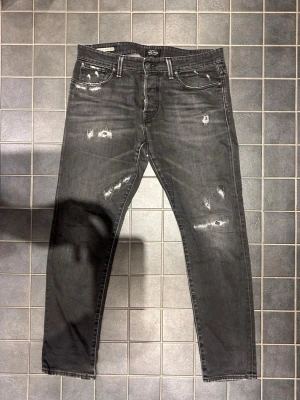 Jack and Jones jeans  - Säljer de här Jack and Jones jeansen i storlek W33 L32 i modellen slimfit/glenn, jeansen har riktigt snygga slitningar och även en riktigt snygg färg, perfekta för vintern/våren, priset är inte fast utan går att diskutera!
