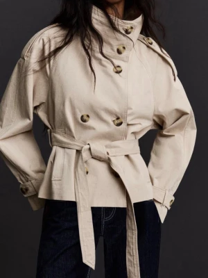 Sygg trenchcoat  - Säljer denna trendiga trenchcoaten, slutsåld i denna storleken. Helt ny med prislapp och aldrig använd, säljer då den ej passade! Perfekt nu inför våren