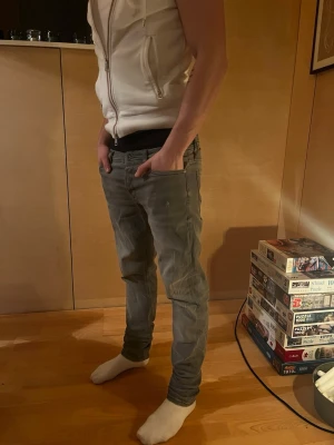 Jack and Jones  - Säljer ett par riktigt feta jeans med ett par slitningar från Jack and Jones 