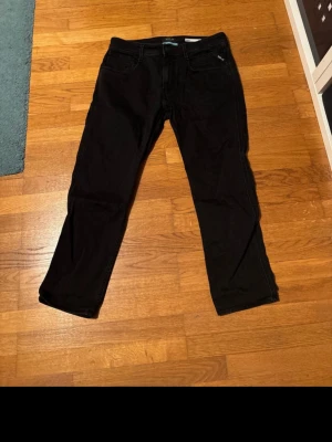 Svarta jeans från Replay - Säljer ett par svarta jeans från Replay. Storlek 32/32. Säljer för att de är för långa för mig och ingen  användning. Helt nya använda 2 gånger 