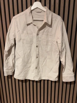 Beige overshirt - Tjena, säljer nu denna riktigt snygga overshirten som passar perfekt till våren. Passar ungefär längd 165. Hör av er vid frågor eller funderingar!