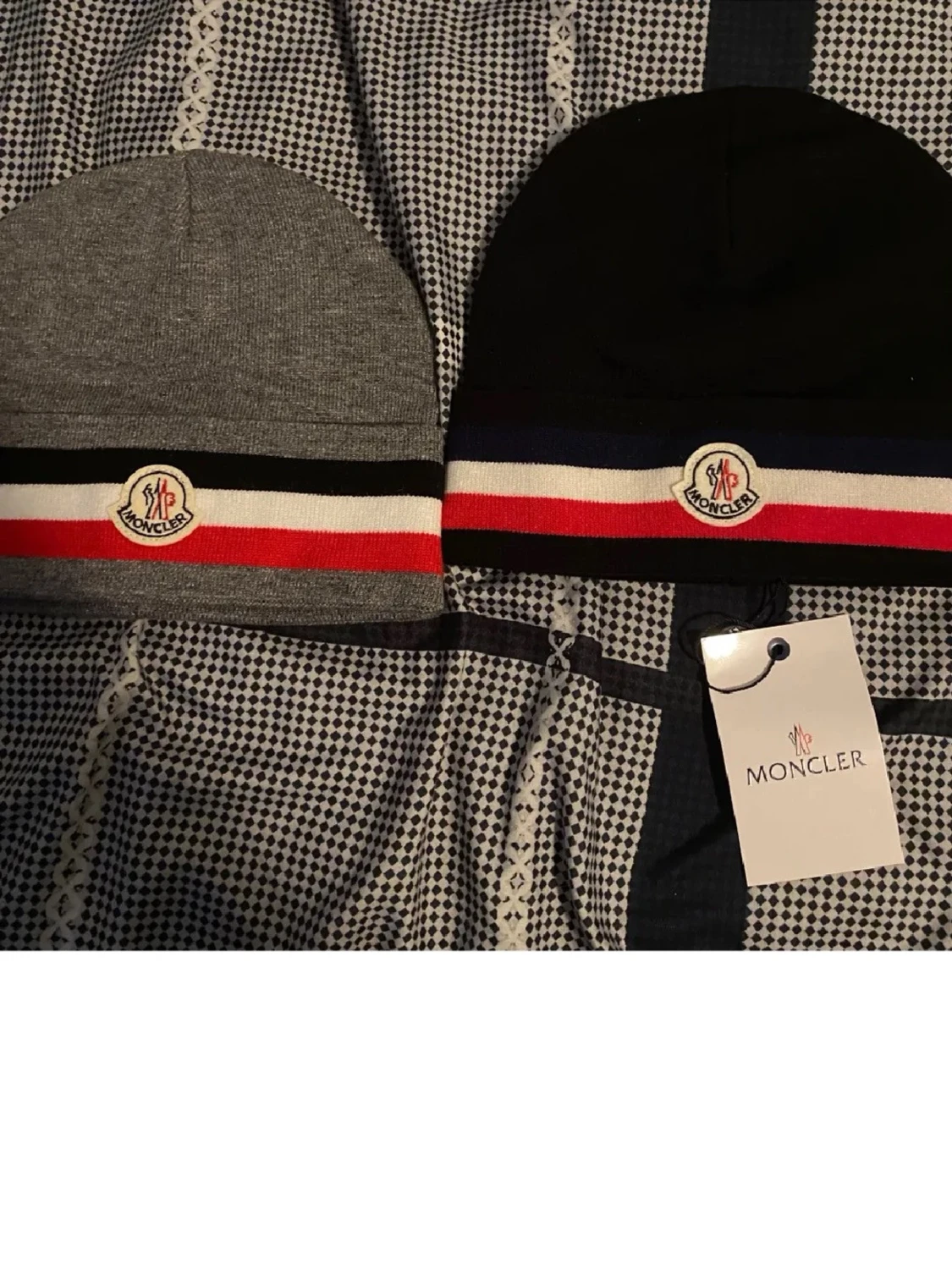 Moncler mössa med randigt band