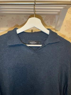 Tröja - Långärmad tröja med krage från Dressman.