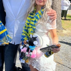 Vit spetsklänning  - Superfin vit kortklänning i spets med blommigt mönster och v-ringad hals. Markerad midja med hjälp av bandet. Har tyvärr inga bättre bilder från mim student. Den är från Dennis Maglic och köpte den för 200kr på vinted💓Endast använd 1 dag på frukosten & utspring.