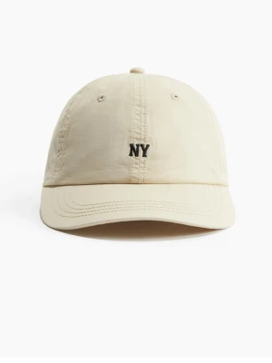 Beige keps med NY-brodyr - Skitnygg stilren keps perfekt för våren och sommarn! Aldrig använd! 