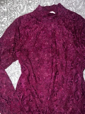 Odd Molly spets topp - Jättefin vinröd odd Molly spets topp med polo i jättefint skick! Storleken är 2 vilket motsvarar M/38