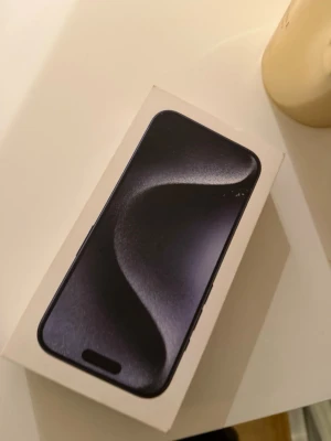 iPhone 15 PRO  - Säljer en iPhone 15 Pro i mycket fint skick. Telefonen är sparsamt använd och fungerar helt utan problem ✅  🔋 Batterihälsa: över 85 % ✨ Skick: Mycket bra 📦 Originalkartong medföljer 📸 Kraftfull kamera och hög prestanda (A17 Pro) ♻️ Telefonen är återställd och redo för ny ägare  Perfekt för dig som vill ha en nyare iPhone till ett bättre pris än ny 💰  📩 Hör av dig vid intresse. Snabb affär prioriteras! 🚀