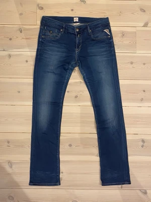 Replay jeans - Säljer ett par riktigt fina replay jeans i stl w29 l32.  Dom är lagade i skrevet men inget man lägger märke till kör dom är på även därav de billiga priser! Hör av er vid frågor!