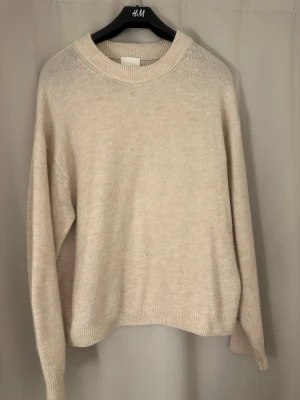 Mysig tröja - Mysig stickad tröja som inte kommer till användning längre. Den är noppig därpå priset. Hundhår kan finnas på plagget🤍