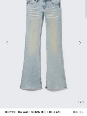 Bootcut jeans med låg midja - Ljusa bootcut jeans med låg midja och skinny passform. Endast använda 2 gånger!!