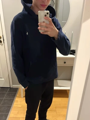 Mörkblå hoodie från Polo Ralph Lauren - Marinblå Polo Ralph Lauren hoodie! Tveka inte på att ställa frågor! Det är Xl i barnstorlek