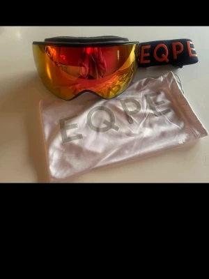 Skidglasögon  - Säljer mina fina skidglasögon från Eqpe! Dem är enbart använda två skidsemestrar så är väldigt fina. Dock har dem tyvärr fått lite små repor här och där som jag verkligen försökt fått med på de sista bilderna. Även skyddet har tyvärr fått två små fläckar på baksidan ❤️‍🔥