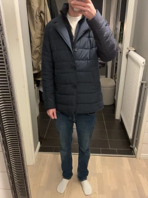 John Henric jacka  - Säljer fruktansvärt snygg john Henric jacka som tyvärr är förstor. Jackan är använd fåtal gånger och i väldigt fint skick 9,5/10. Medföljer även avtagbar huva. 