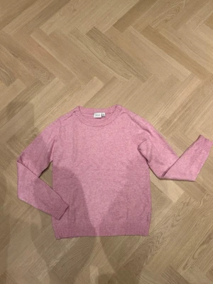 Ljusrosa stickad tröja från Vila - Säljer denna stickade tröja ifrån vila pågrund av inte nån användning. Den är i st xs och är helt oanvänt. Skriv om ni vill ha bilder på så fixar jag🩷