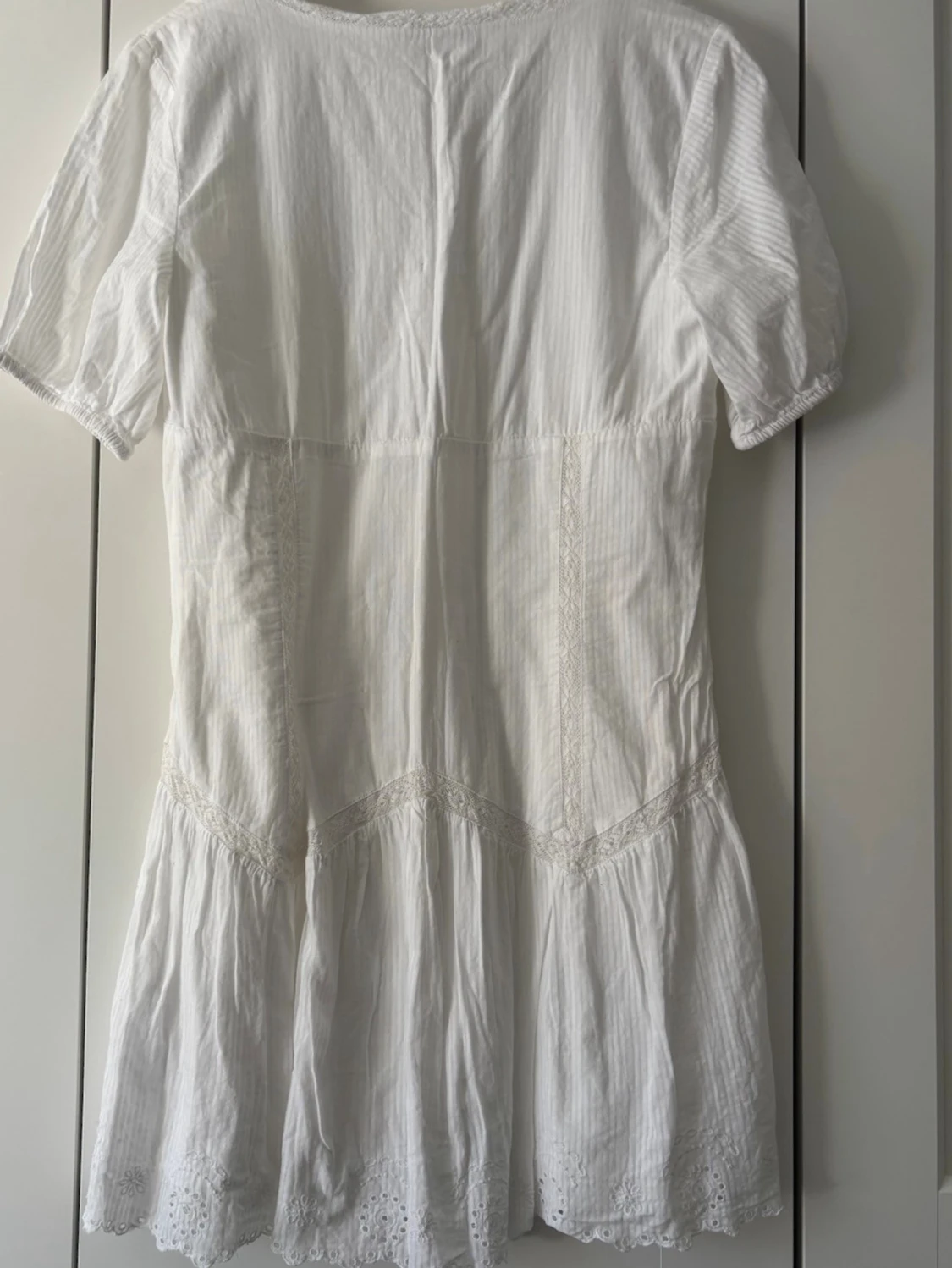 Vit kortklänning med spetsdetaljer - 3